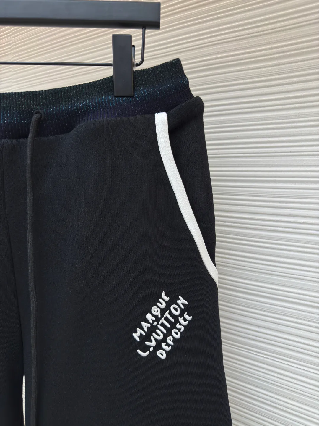 LOUIS VUITTON college style logo embroidered shorts ●Authentic product: Purchased and developed for 8900 ●Item number: 1680429-A55 ●Material: cotton sweatshirt fabric ●Technology: embroidery process ●Version: fitted version ●Weight: about 535 grams ●Size: S-M-L-XL ●Description: Made of double-ply yarn, carefully selected cotton sweatshirt fabric, with iridescent ribbing lighting up the waist, just like the brilliant aurora appearing in the night sky, and the white webbing on both sides is simple and neat. The LV logo embroidery on the left leg is like an artist's delicate brushstrokes, adding a mysterious and gorgeous atmosphere. The overall wiring is straight and delicate, the fabric is comfortable and soft, and the color is consistent without color difference. It can be matched with the same style to create a fashionable look and control various occasions. Customized accessories, complete with three standards, same style for men and women!